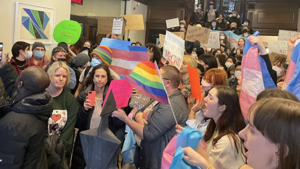 Les manifestant.es étaient amassés devant l'ancienne salle de jour du chancelier à la faculté de droit de McGill