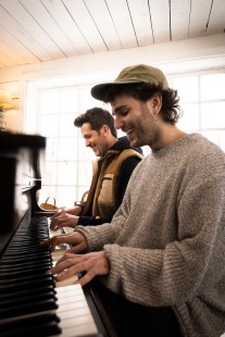 L&rsquo;animateur de l&rsquo;&eacute;mission La vraie nature, Jean-Philippe Dion, et l&rsquo;auteur-compositeur-interpr&egrave;te &Eacute;tienne Copp&eacute;e, qui a cr&eacute;&eacute; la chanson pour la cinqui&egrave;me saison de l&rsquo;&eacute;mission de TVA. 