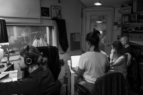 L&rsquo;&eacute;quipe derri&egrave;re l&rsquo;enregistrement de la s&eacute;rie balado &laquo;&nbsp;La travers&eacute;e du si&egrave;cle&nbsp;&raquo;, dont Alice Ronfard a salu&eacute; la jeunesse, la diversit&eacute; et la passion en entrevue avec M&eacute;tro. Photo&nbsp;: Marl&egrave;ne G&eacute;lineau Payette