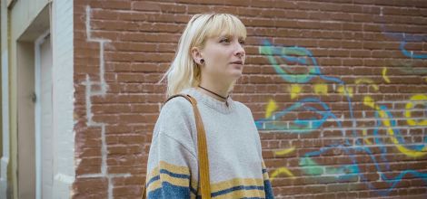 Le documentaire On ne tue jamais par amour de Manon Testud est de la compétition officielle du festival de cinéma en ligne Plein(s) Écran(s).