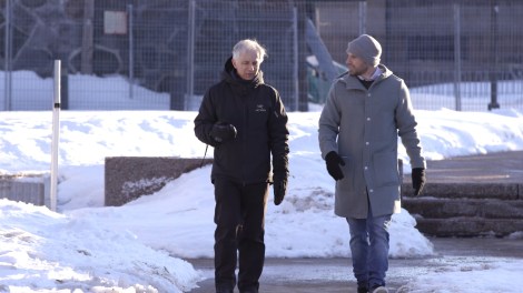 Le m&eacute;t&eacute;orologue &agrave; Radio-Canada Pascal Yiacouvakis (&agrave; gauche), qui s&rsquo;entretient dans le documentaire Verglas&nbsp;&rsquo;98 avec l&rsquo;animateur Etienne Boulay, s&rsquo;est senti &laquo;&nbsp;sur la ligne de front&nbsp;&raquo; tout au long de la crise du verglas, raconte-t-il. Photo&nbsp;: Corus&nbsp;M&eacute;dia