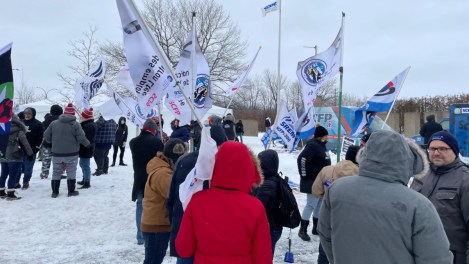 Les employés s'étaient donné rendez-vous devant l'Institut national de psychiatrie légale Philippe-Pinel pour faire entendre leur colère.