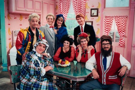 Serge Th&eacute;riault, Bernard Fortin, Marc Labr&egrave;che, Jos&eacute;e Desch&ecirc;nes, Guylaine Tremblay, Marc Messier, Diane Lavall&eacute;e et Claude Meunier incarnent les membres de l&rsquo;excentrique famille Par&eacute; de &laquo;&nbsp;La petite vie&nbsp;&raquo;, qui revivra &agrave; Radio-Canada.