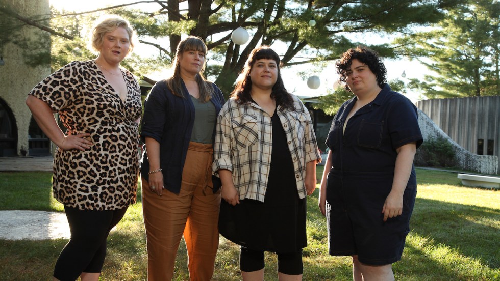 Debbie Lynch-White, Sarah Desjeunes Rico, Julie de Lafrenière et Olivia Palacci campent les protagonistes de la nouvelle minisérie « Les Bombes », diffusée à Série Plus, dont elles sont les idéatrices.
