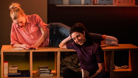Rose-Marie Perreault et Célia Gouin-Arsenault incarnent Sara et Callie, au cœur de la pièce queer « Stop Kiss », à l’affiche à La Licorne jusqu’au 24 février.
