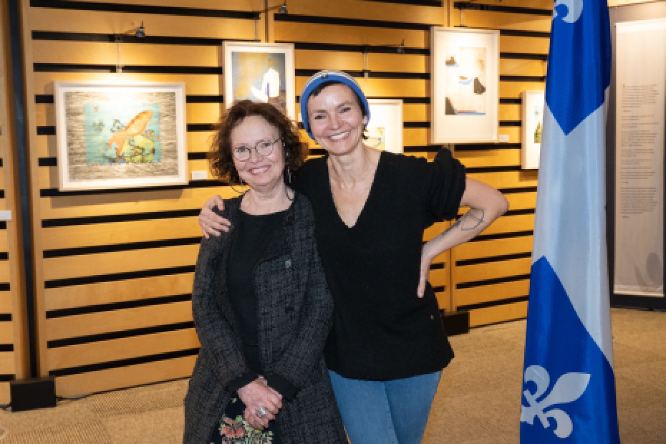 Le tandem mère-fille Manon Barbeau et Anaïs Barbeau-Lavalette à l’exposition « Vues du fleuve ». Photo : Loto-Québec