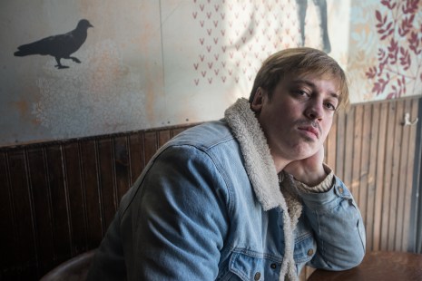 L&rsquo;auteur-compositeur-interpr&egrave;te Zoo Baby (Xavier Dufour-Th&eacute;riault) au bar L&rsquo;Espace public dans Hochelaga. Photo&nbsp;: Alexis Aubin