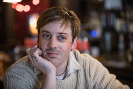 L&rsquo;auteur-compositeur-interpr&egrave;te Zoo Baby (Xavier Dufour-Th&eacute;riault) au bar L&rsquo;Espace public dans Hochelaga. Photo&nbsp;: Alexis Aubin