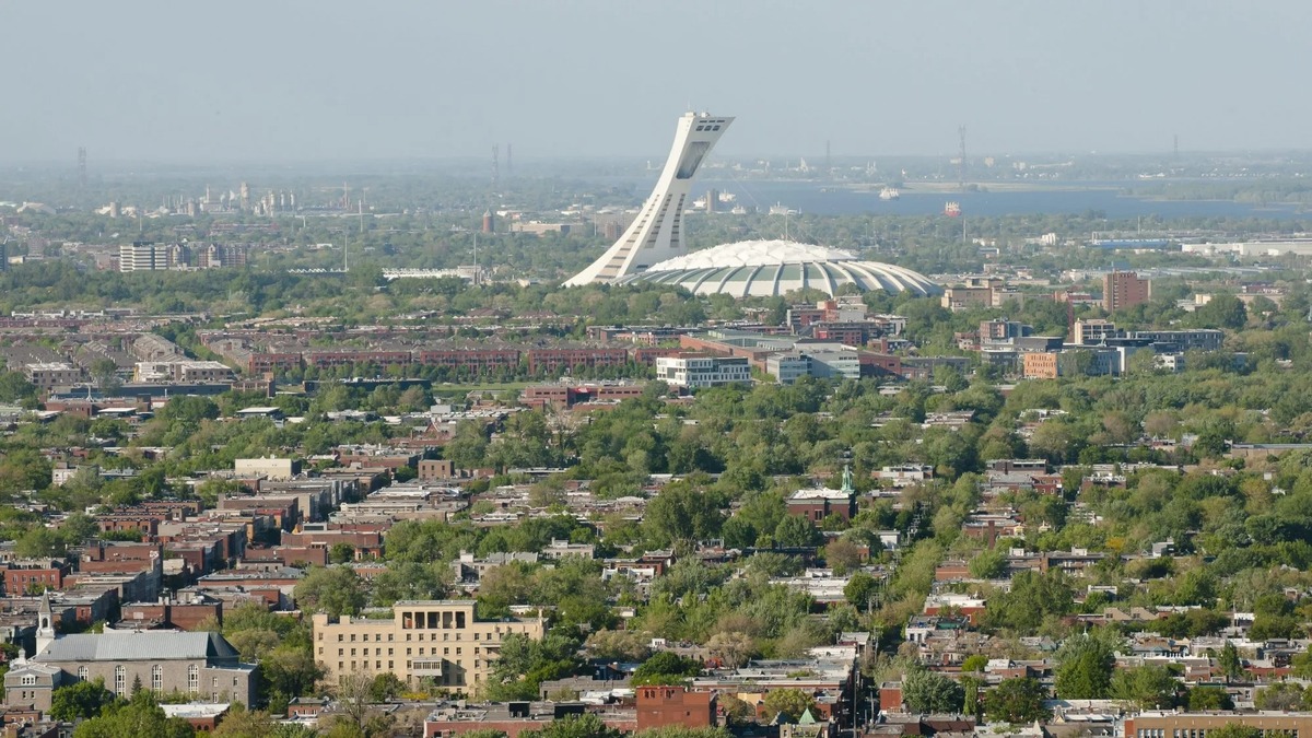 Image aérienne de l'Est de Montréal metten en valeur le stade olympique.