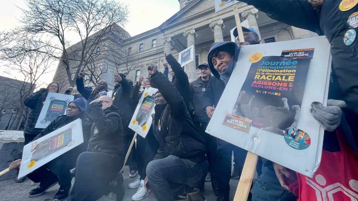 Une cinquantaine de manifestants étaient présents devant l'Hôtel de ville.