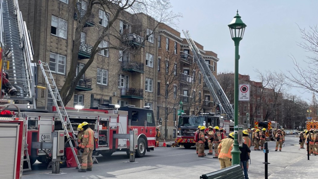 L'incendie aurait commencé dans un appartement du troisième étage situé du côté gauche de l'immeuble.