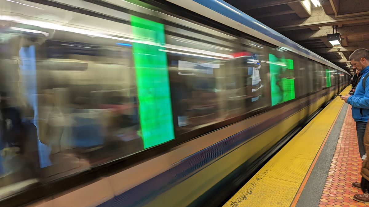 Une rame de métro de la STM arrive à la station Lionel-Groulx.
