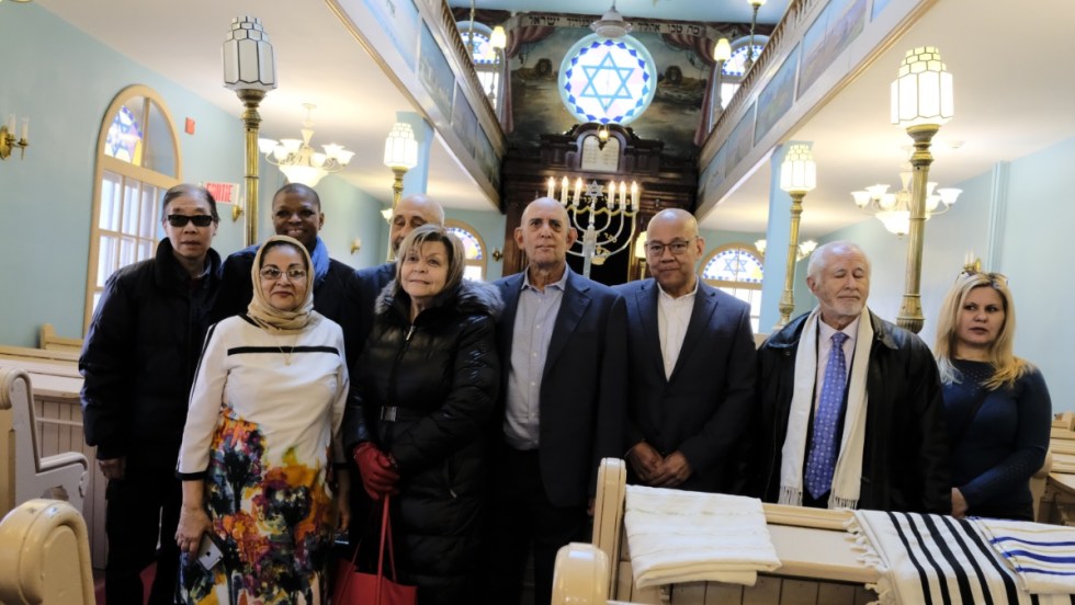 Fo Niemi, directeur général du Centre de recherche-action sur les relations raciales (CRARR), Farida Mohamed du Conseil national des femmes musulmanes, Frantz Voltaire président de la Semaine d'actions contre le racisme et Sharon Nelson, vice-présidente de l'Association jamaïcaine de Montréal étaient présents ce 4 avril aux côté de Marvin Rotrand, directeur national de B'nai Brith, pour dénoncer cet acte d'antisémitisme.