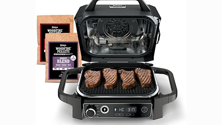 Comparer à un barbecue au charbon, c’est intéressant de pouvoir faire cuire nos repas sans trop de dégâts. Le gril électrique Ninja Woofire