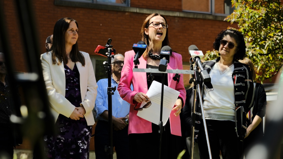 De g. à d., Virginie Dufour, députée des Milles-Iles (PLQ), Désirée McGraw, députée de Notre-Dame-de-Grâce et Hala Al-Ubaidi, directrice du Conseil communautaire de NDG.