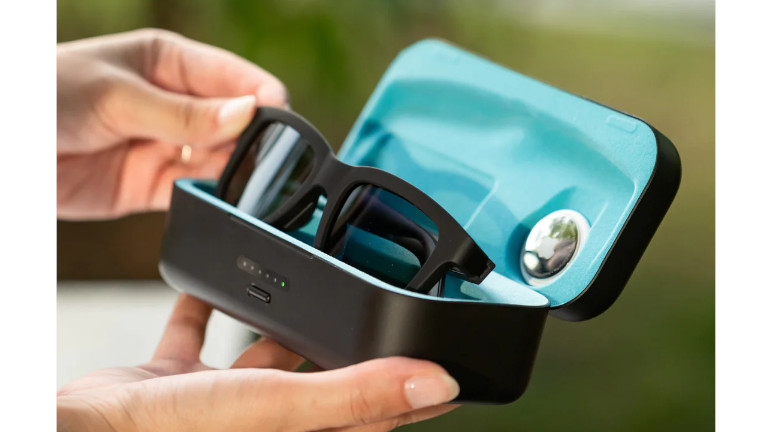 Un étui rigide de chargement est aussi vendu pour protéger les lunettes et augmenter l'autonomie de la batterie.