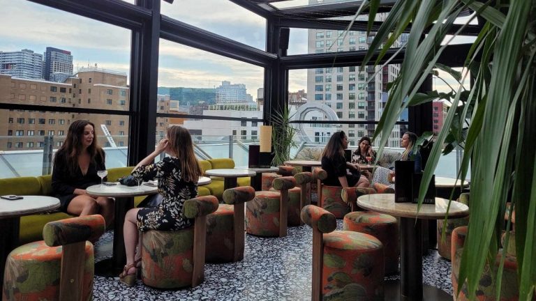 Emmanuelle: un lounge surplombant le Quartier des spectacles