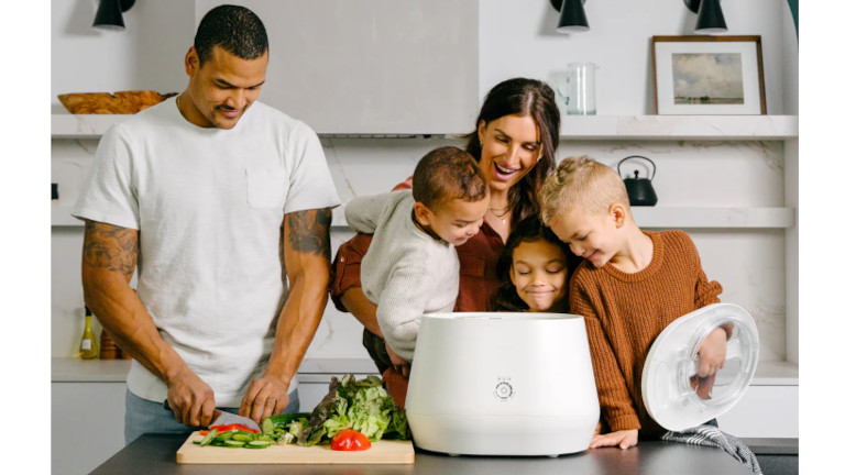 Il a la capacit&eacute; de composter les aliments, les pelures de l&eacute;gumes, les petits os de poulet, les restes de fruits en environ 4 heures. C'est rapide pour cr&eacute;er son propre fertilisant.