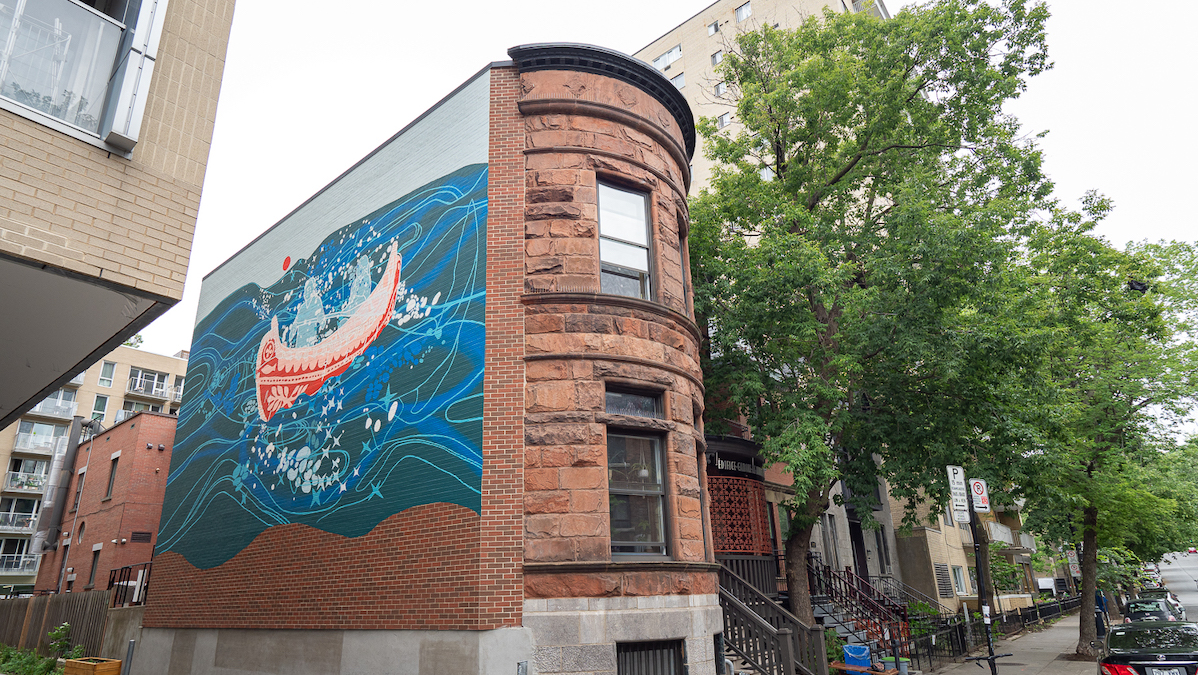 Une nouvelle murale, créée par Meky Ottawa et Manon Bédard, orne désormais le refuge pour femmes Chez Doris au centre-ville, rue Chomedey.