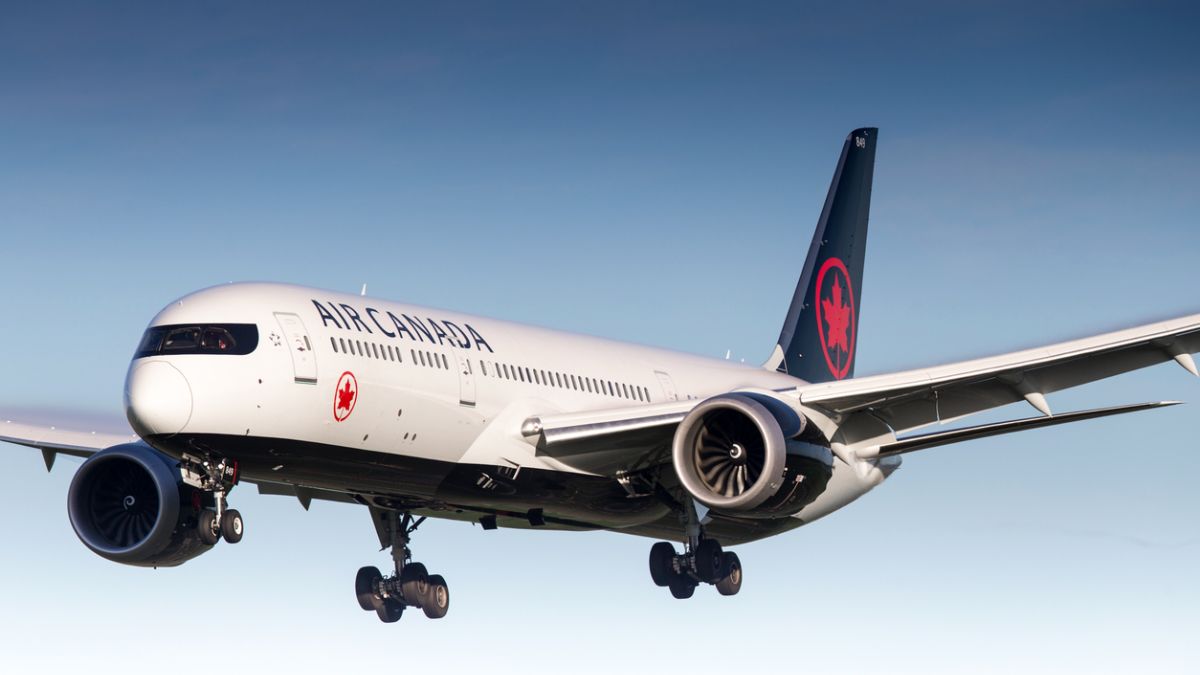 Un avion d'Air Canada dans le ciel.
