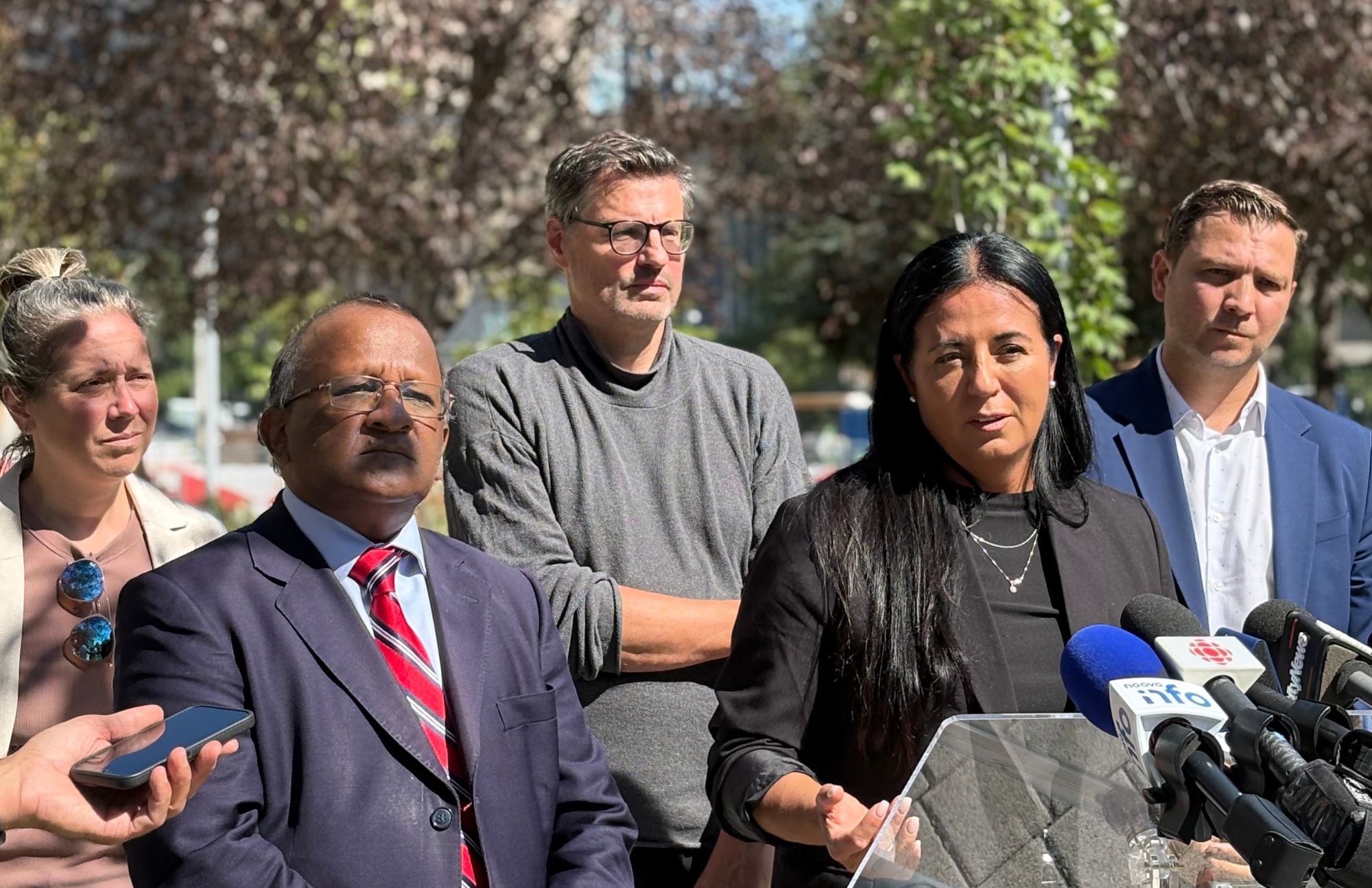 Soraya Martinez Ferrada, cheffe d'Ensemble Montréal, entourée de candidats aux élections municipales.