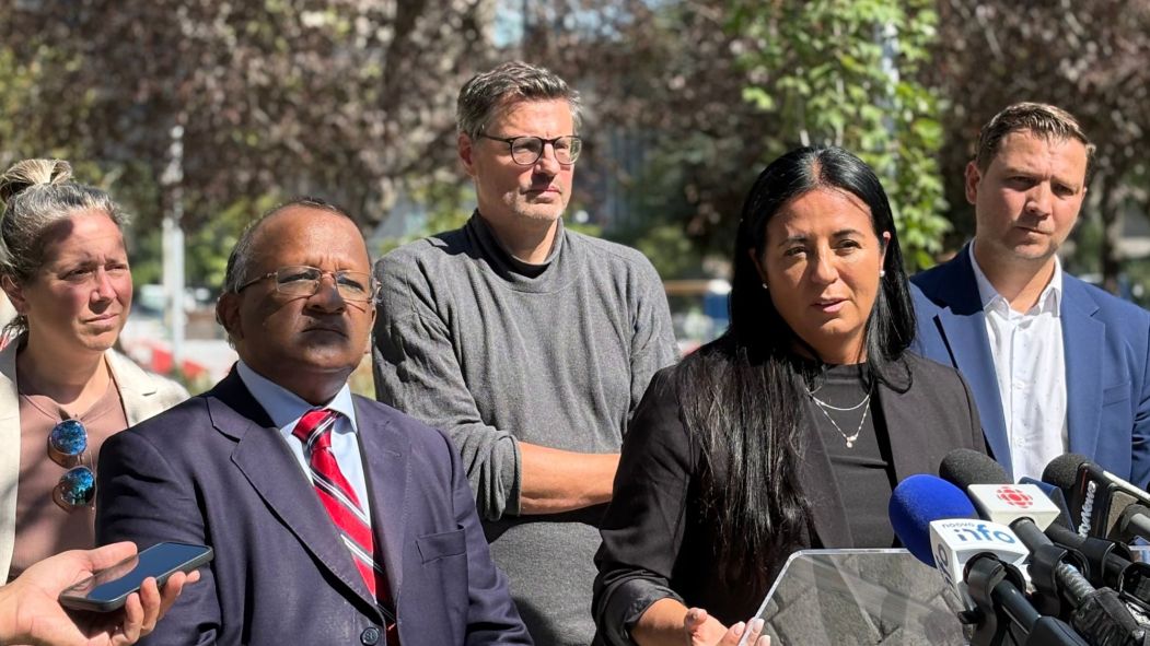 Soraya Martinez Ferrada, cheffe d'Ensemble Montréal, entourée de candidats aux élections municipales.