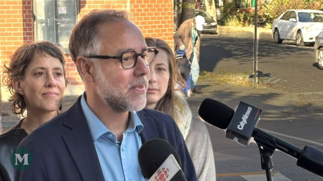 Luc Rabouin avec quelques candidats de Projet Montréal.