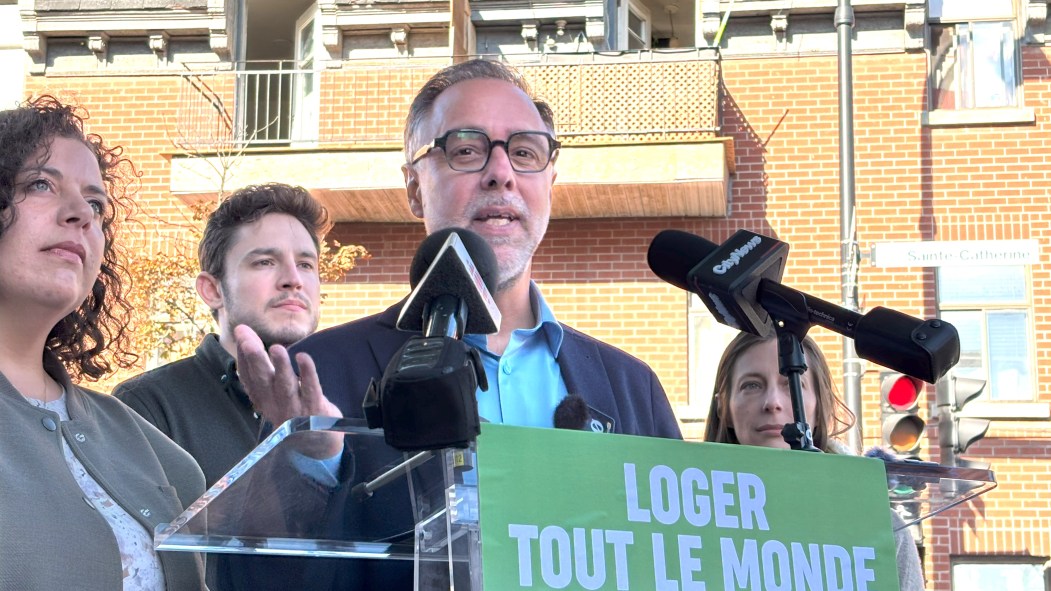 Luc Rabouin et des candidats de Projet Montréal dans Mercier-Hochelaga-Maisonneuve devant une maison de chambres.