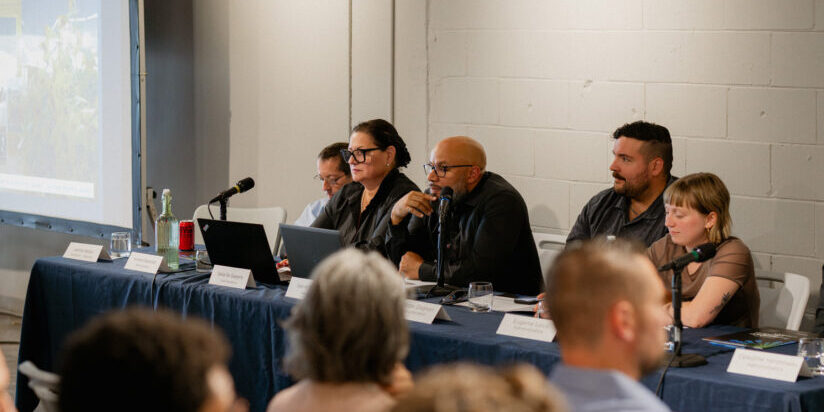 Les dirigeants de la SDC District Central assis à une table lors de l'Assemblée annuelle sur le budget.