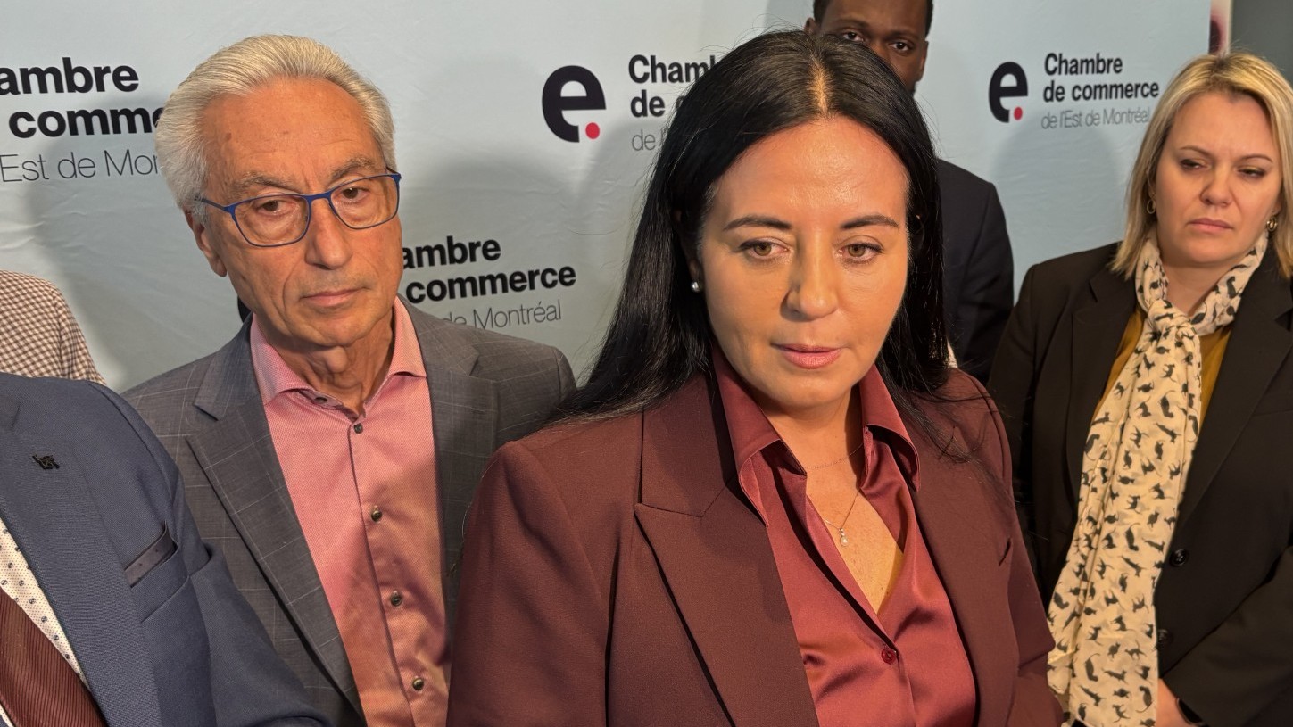 Soraya Martinez Ferrada entourée de plusieurs candidats d'Ensemble Montréal pendant un scrum à la sortie du débat organisé par la CCEM.