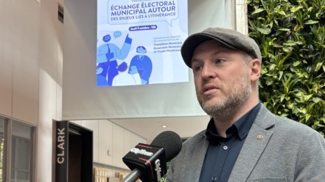 Craig Sauvé, chef de Transition Montréal, lors d'un échange sur l'itinérance organisé dans le cadre des élections municipales.