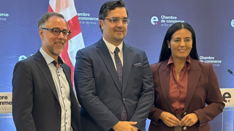 Luc Rabouin, chef de Projet Montréal, Jean-Denis Charest, directeur général de la CCEM, et Soraya Martinez Ferrada, cheffe d'Ensemble Montréal, lors du débat organisé par la CCEM dans le cadre des élections municipales 2025.