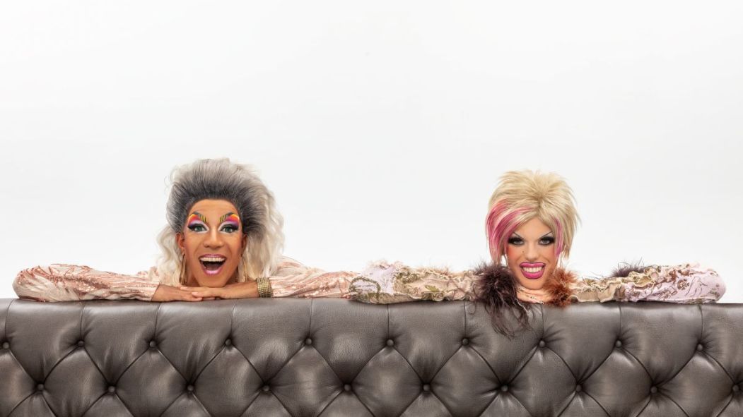 Sami Landri et Barbada, coanimatrices de "Drag! d'la tête aux pieds" derrière un divan