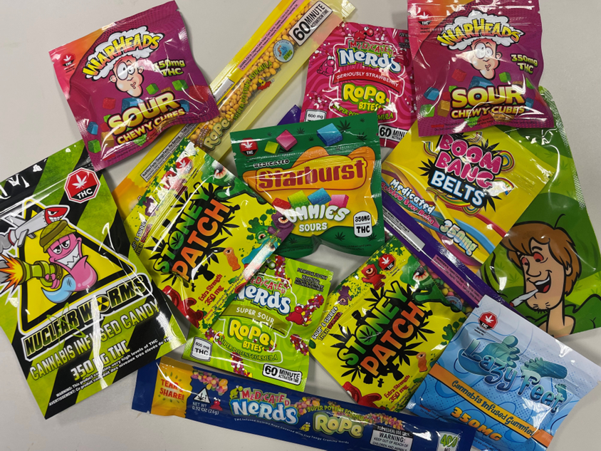 Des jujubes au cannabis immitant des marques de friandises bien connues comme Starburst et Sour Patch.