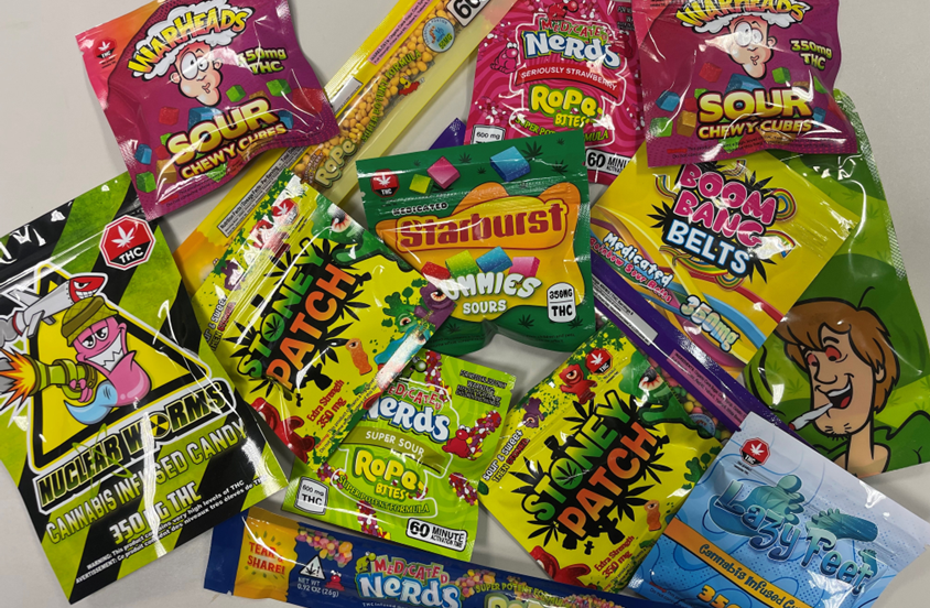 Des jujubes au cannabis immitant des marques de friandises bien connues comme Starburst et Sour Patch.