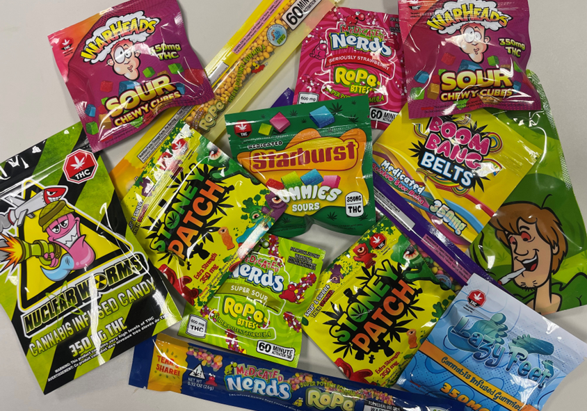 Des jujubes au cannabis immitant des marques de friandises bien connues comme Starburst et Sour Patch.