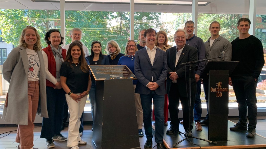 Laurent Desbois, maire d'Outremont, accompagné de divers dignitaires lors de la cérémonie pour renommer l'aréna d'Outremont en hommage à André Laperrière.
