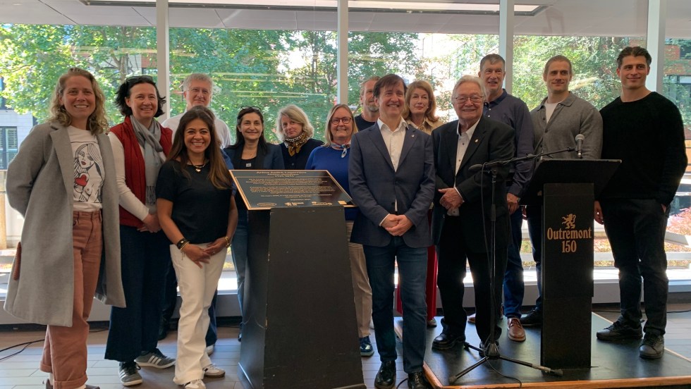 Laurent Desbois, maire d'Outremont, accompagné de divers dignitaires lors de la cérémonie pour renommer l'aréna d'Outremont en hommage à André Laperrière.