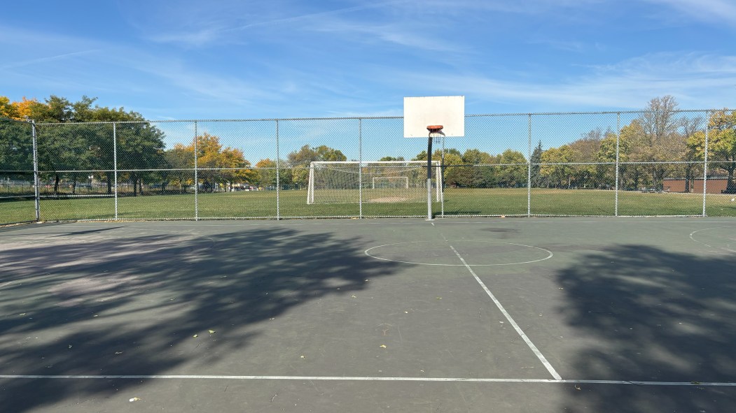 Un terrain de basketball au parc Villeray, dans l'arrondissement Villeray-Saint-Michel-Parc-Extension.