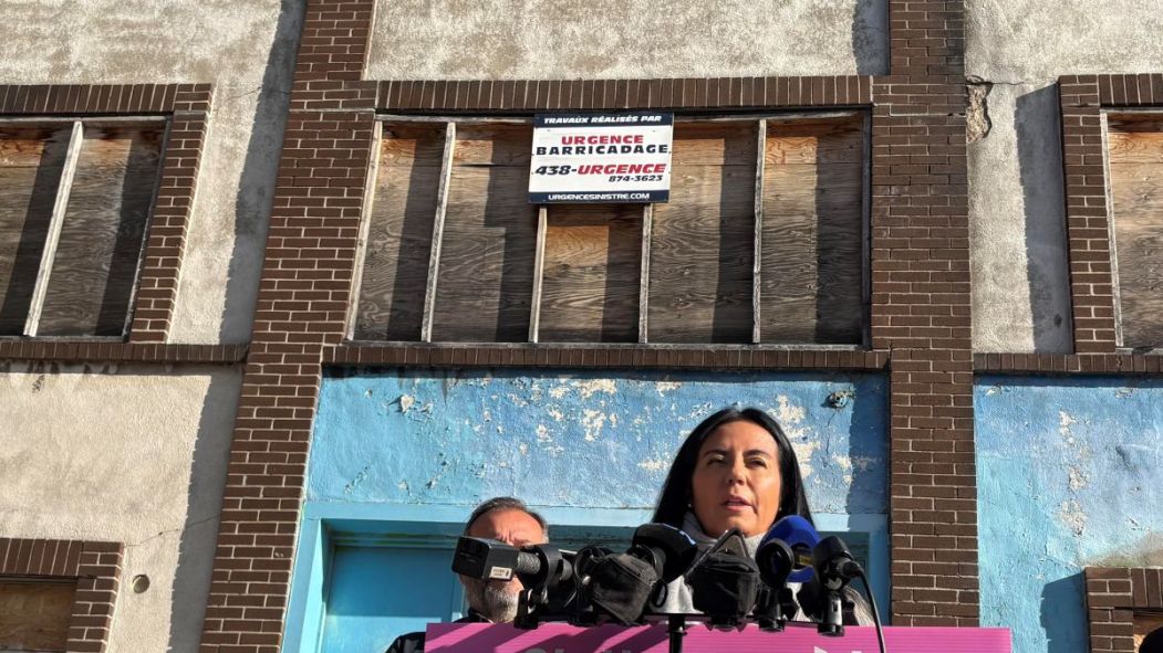 Soraya Martinez Ferrada devant un immeuble vide acquis par la Ville il y a 6 ans.