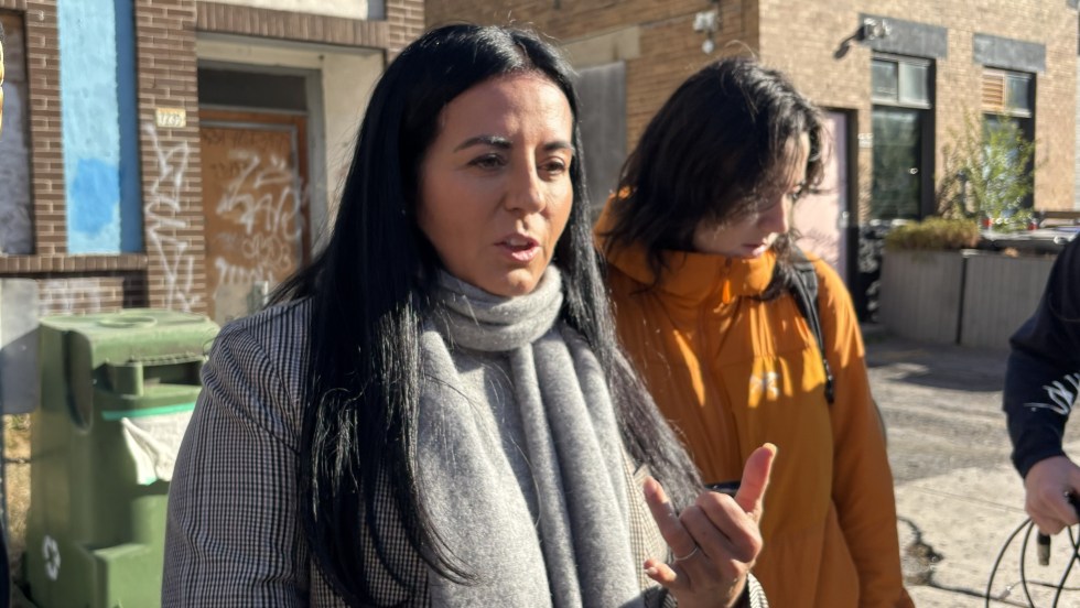 Soraya Martinez Ferrada devant un immeuble vétuste