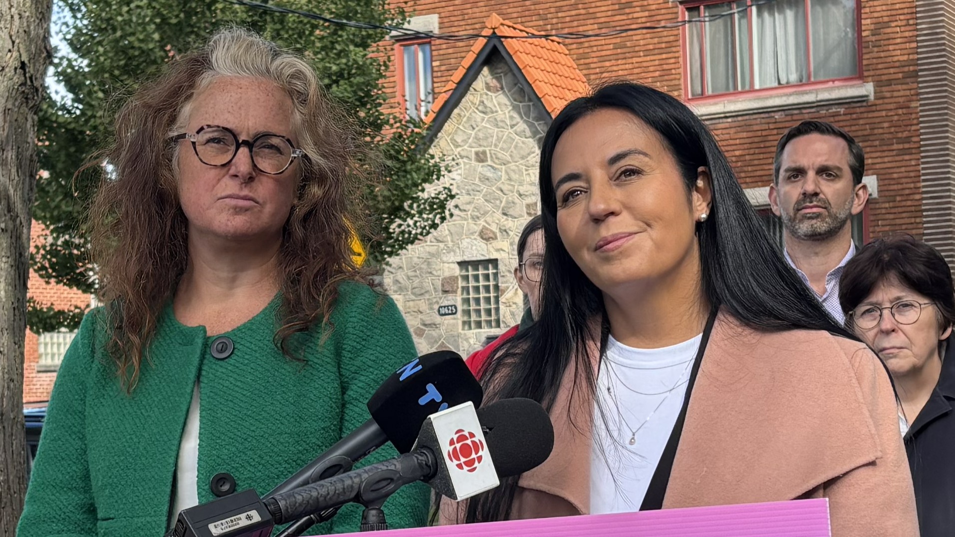 Soraya Martinez Ferrada avec des candidats d'Ensemble Montréal.