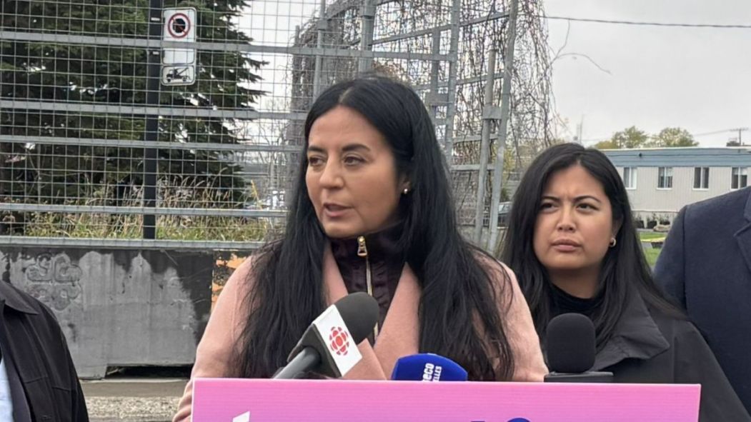 Soraya Martinez Ferrada et Stephanie Valenzuela devant le site de l'ancien hippodrome.
