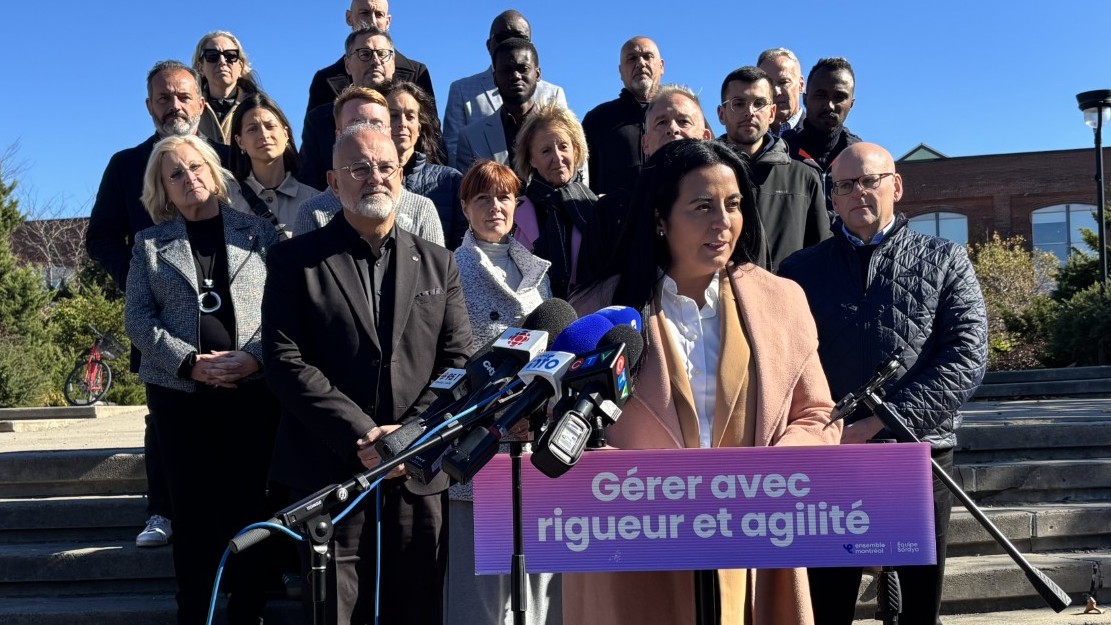 Soraya Martinez Ferrada devant un groupe de candidats d'Ensemble Montréal.
