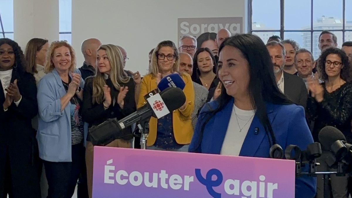 Soraya Martinez Ferrada devant les candidats et militants d'Ensemble Montréal lors d'un rassemblement de fin de campagne.
