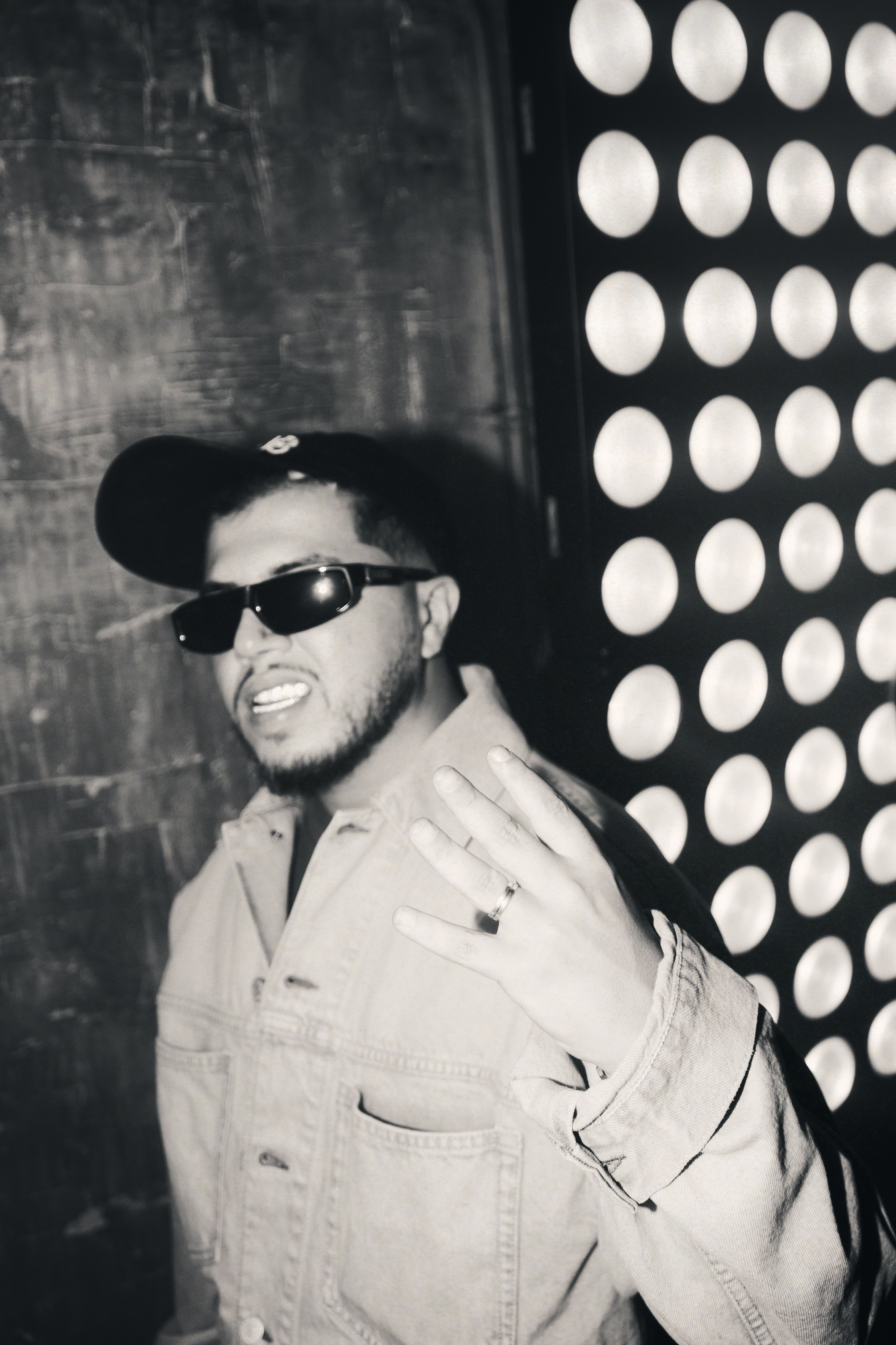 photo en noir et blanc du rappeur belge Hamza.