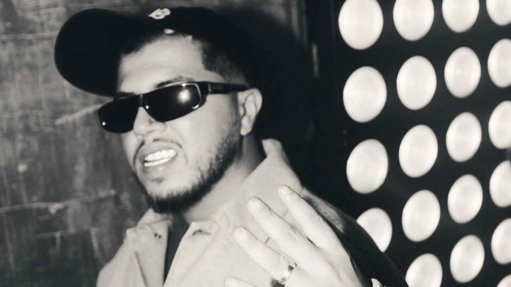 photo en noir et blanc du rappeur belge Hamza.