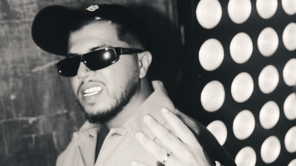 photo en noir et blanc du rappeur belge Hamza.