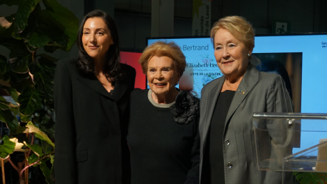 Elizabeth Lemay sur scène avec Janette Bertrand et Pauline Marois lors de la remise du Prix littéraire Janette-Bertrand.