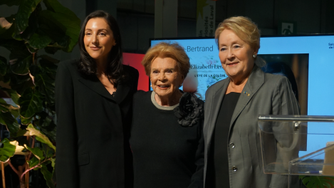 Elizabeth Lemay sur sc&egrave;ne avec Janette Bertrand et Pauline Marois lors de la remise du Prix litt&eacute;raire Janette-Bertrand.